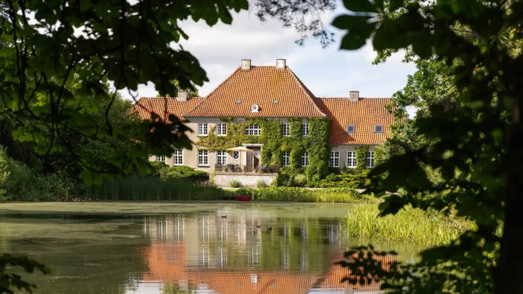 Host Your Micro Wedding at These 17 Airbnb Venues Around the World