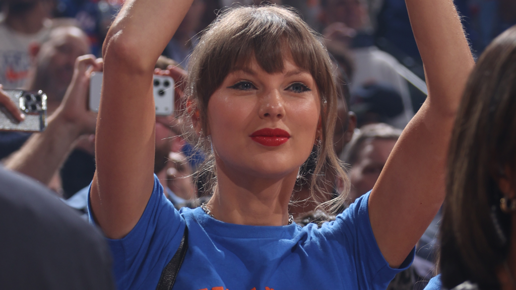 Taylor Swift Styles a Knicks vs. Spurs Game 4 Outfit for the NBA Finals Taylor Swift's outfit at Game 4 Knicks vs Spurs
